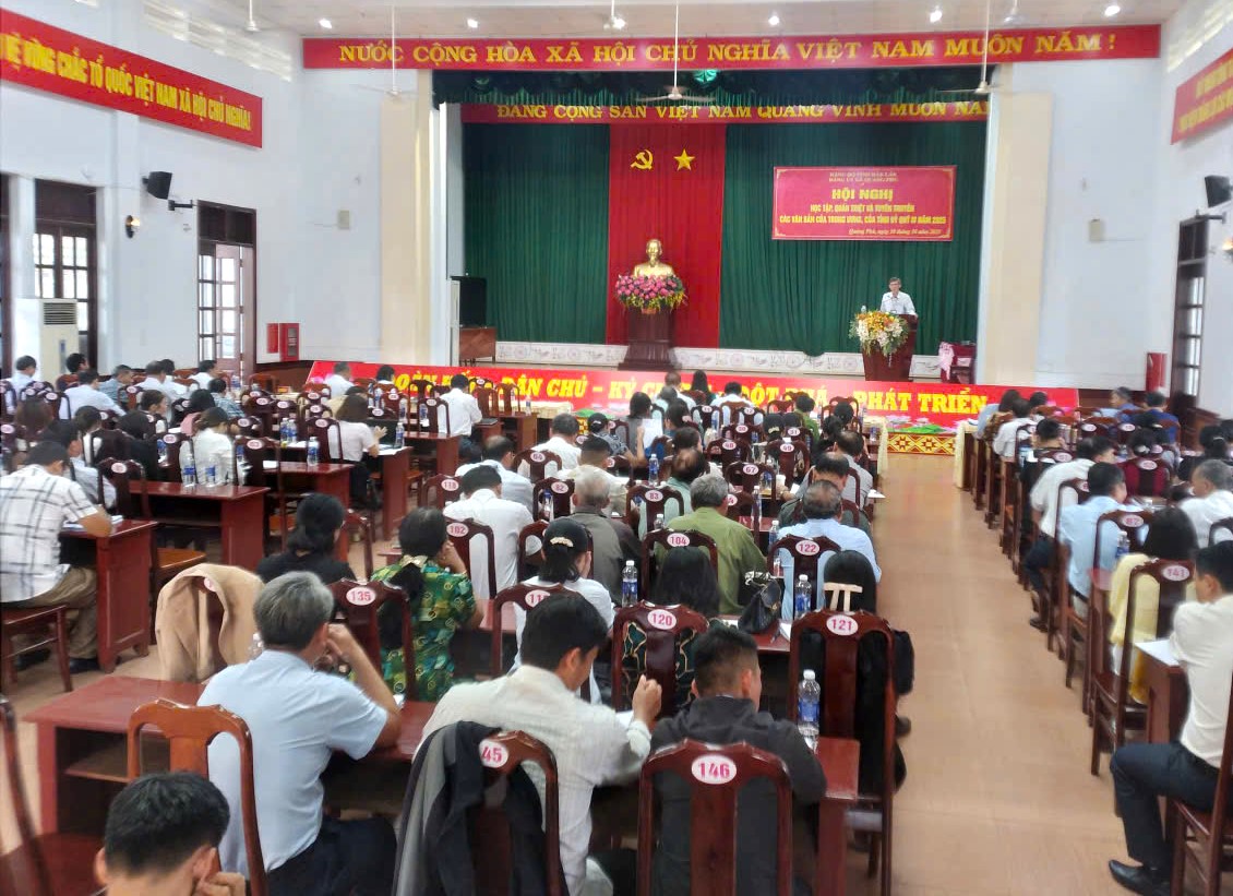 Đảng ủy xã Quảng Phú tổ chức hội nghị học tập, quán triệt và tuyên truyền các văn bản của Trung ương, của Tỉnh ủy quý IV năm 2025